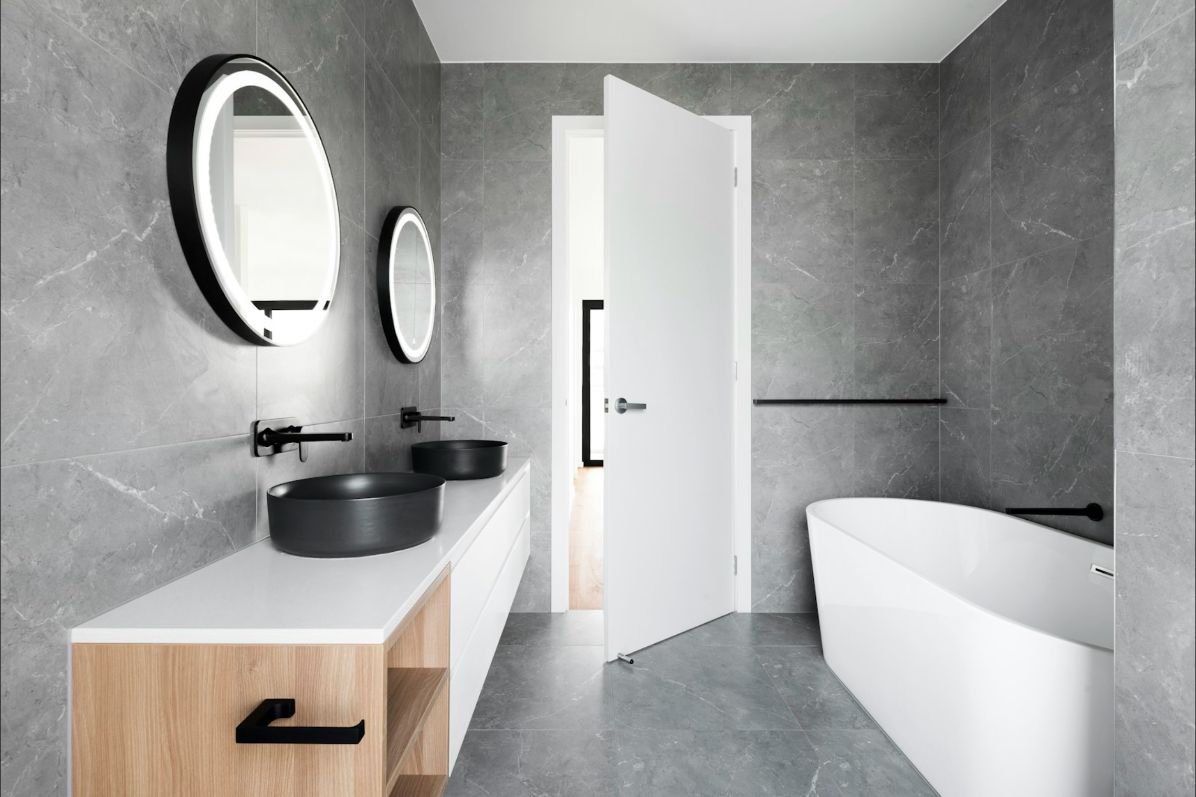 Moderne badkamer met vrijstaand bad en zwarte kranen