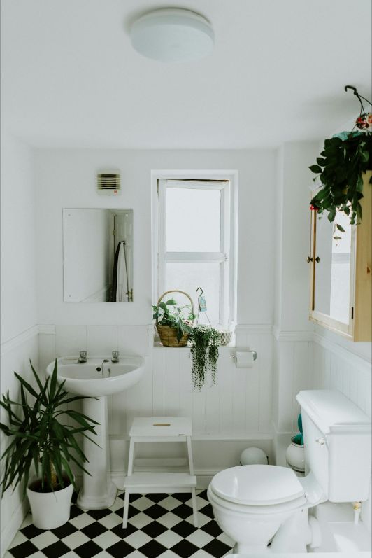 Licht toilet met zwart-witte tegelvloer